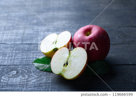 Nagano Prefecture Shinano Sweet (apple) black background Nagano Prefecture Shinano Sweet (apple) black background 119666599