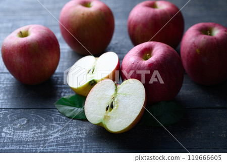 來自長野縣黑背景的信濃甜（蘋果） 119666605