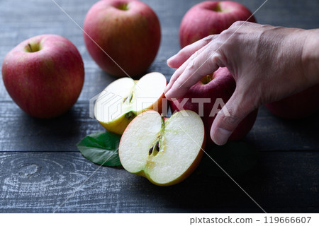 來自長野縣黑背景的信濃甜（蘋果） 119666607