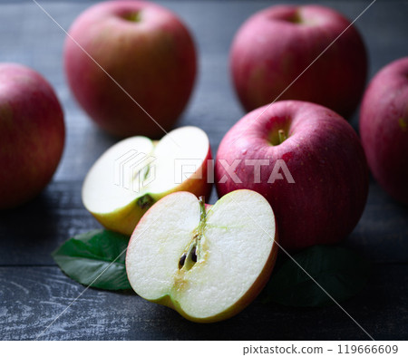 來自長野縣黑背景的信濃甜(蘋果) 來自長野縣黑背景的信濃甜(蘋果) 119666609