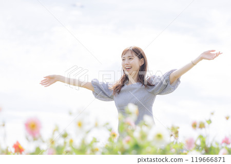 散步在花田的婦女 119666871