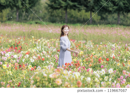 一個女人在花園裡快樂散步 一個女人在花園裡快樂散步 119667087