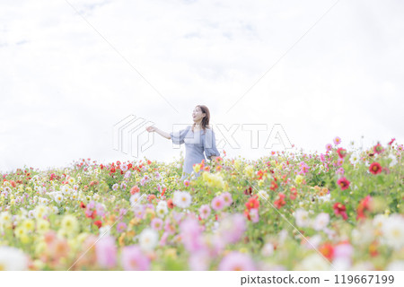 一個女人在花園裡快樂散步 119667199