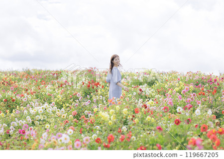 一個女人在花園裡快樂散步 119667205