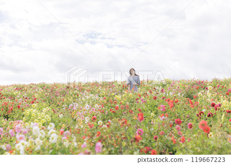 一個女人在花園裡快樂散步 一個女人在花園裡快樂散步 119667223