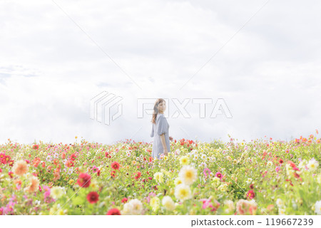 一個女人在花園裡快樂散步 一個女人在花園裡快樂散步 119667239