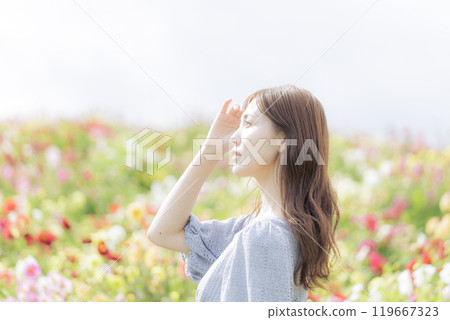 被花包圍的女人 被花包圍的女人 119667323