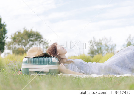 躺在草坪上的女人 119667432