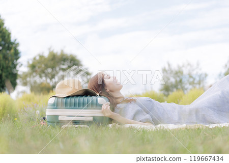 躺在草坪上的女人 119667434