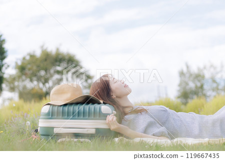躺在草坪上的女人 119667435