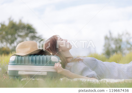 躺在草坪上的女人 119667436