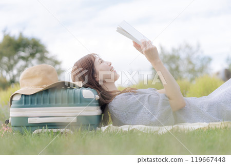 躺在草坪上的女人 躺在草坪上的女人 119667448