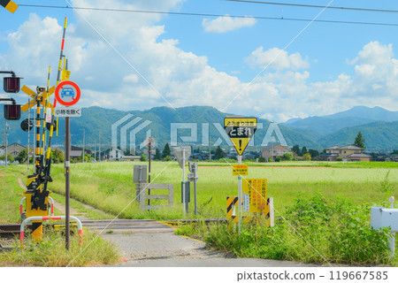 鄉村的小鐵路道口和後面的蕎麥田【安曇野】 119667585