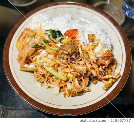 Nasi Campur 來自印尼峇裡島的當地美食 Nasi Campur 來自印尼峇裡島的當地美食 119667727
