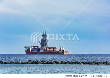 The ship is moored at the oil platform for unloading 119668317