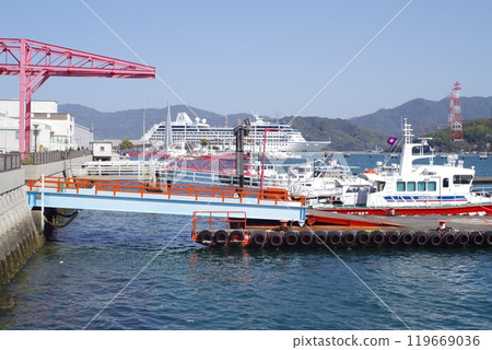 A view of Hiroshima Port with fireboats moored 119669036