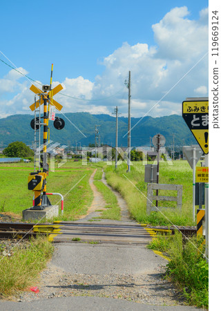 鄉村的小鐵路道口【安曇野】 鄉村的小鐵路道口【安曇野】 119669124