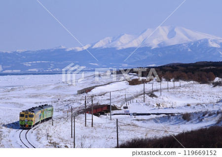 流冰物語以充滿流冰的鄂霍次克海和海別山為背景，出發前往網走站。 119669152