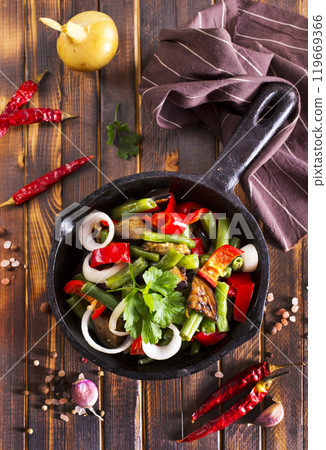 vegetable stew in pan on wooden table vegetable stew in pan on wooden table 119669366
