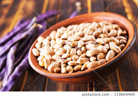 White beans in wooden bowl White beans in wooden bowl 119669409