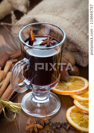 Mulled wine served in glasses 119669787
