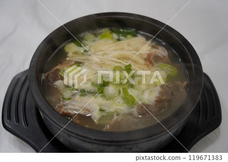 traditional Korean soup made by boiling beef head meat, ox bones, burdock, taro stems, and radish for a long time traditional Korean soup made by boiling beef head meat, ox bones, burdock, taro stems, and radish for a long time 119671383