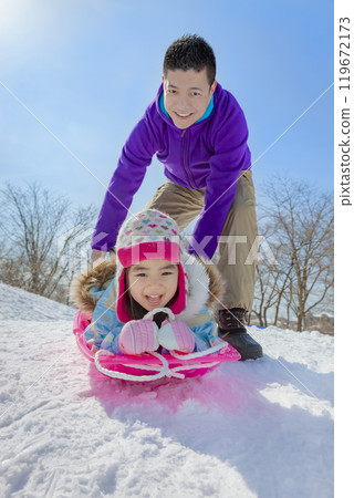 父母和孩子在雪地公園玩雪橇 119672173