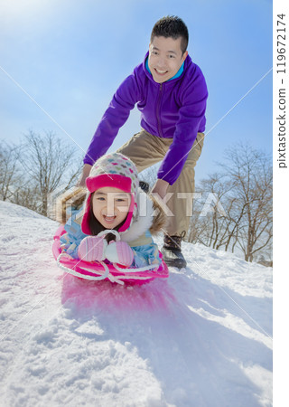 父母和孩子在雪地公園玩雪橇 119672174