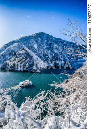Shogawa gorge in winter 119672997