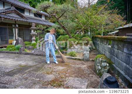 打掃花園、鄉村、古民居、客棧、生活的婦女 119673225