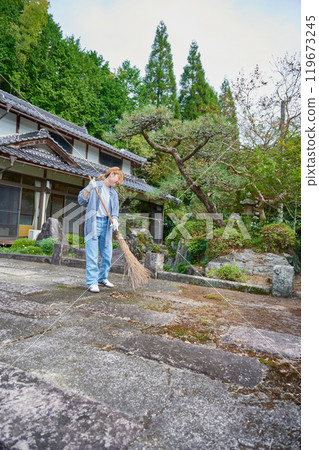 打掃花園、鄉村、古民居、客棧、生活的婦女 打掃花園、鄉村、古民居、客棧、生活的婦女 119673245