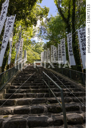 Stone steps leading to the Kaminosha Shrine of Ishikiri Tsurugiya (photographed in September 2024) Stone steps leading to the Kaminosha Shrine of Ishikiri Tsurugiya (photographed in September 2024) 119673515