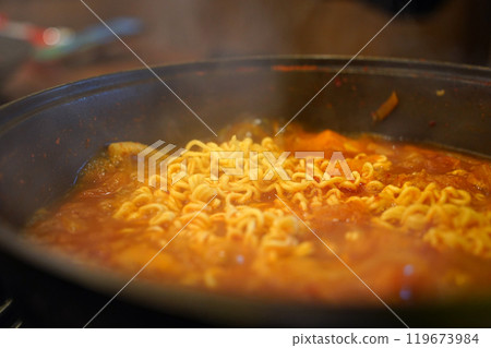 Add instant ramen to the kimchi stew broth and boil Add instant ramen to the kimchi stew broth and boil 119673984