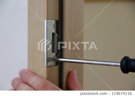 Latch receiver adjustment 119674216