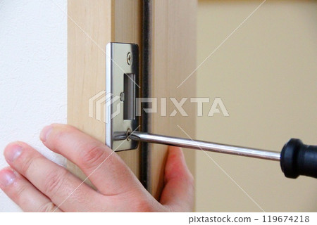 Latch receiver adjustment 119674218