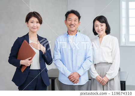 A couple of businessmen and customers 119674310