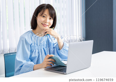 一位女士在操作電腦時會做筆記 09 一位女士在操作電腦時會做筆記 09 119674659