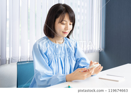 操作智慧型手機的女性 08 操作智慧型手機的女性 08 119674663