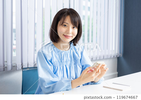 操作智慧型手機的女性 12 119674667