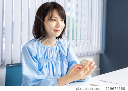 操作智慧型手機的女性 15 操作智慧型手機的女性 15 119674668