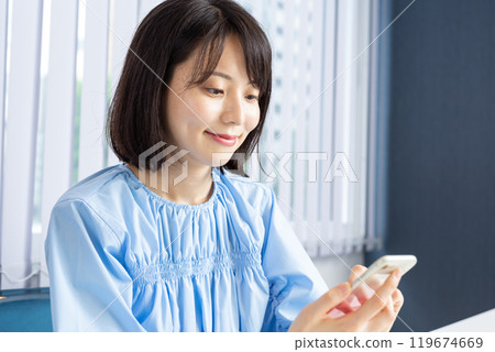 操作智慧型手機的女人 02 操作智慧型手機的女人 02 119674669