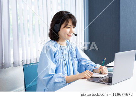 戴著耳機做筆記的女人 01 119674673