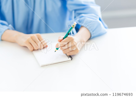 做筆記的女人的時尚形象 05 119674693