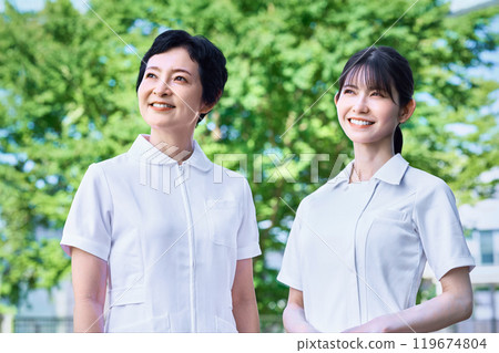 護士們一邊開會一邊查看病歷 護士們一邊開會一邊查看病歷 119674804