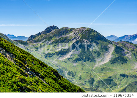 從別山乘越山眺望淨土山和龍王岳；攀登北阿爾卑斯山劍岳 119675334