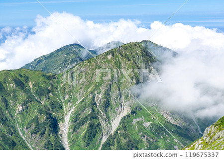 Mount Okudainichi and Mount Dainichi in the sea of clouds seen from Betsuyama Norikoshi. Climbing Mount Tsurugi in the Northern Alps 119675337