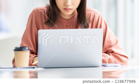 Young woman/businesswoman using a computer Young woman/businesswoman using a computer 119677986
