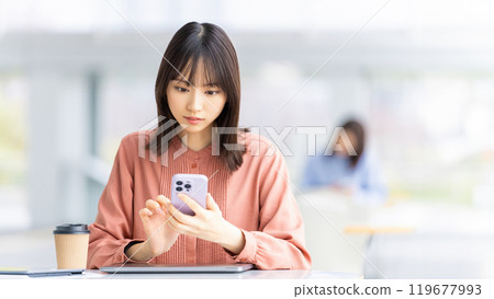 使用智慧型手機的年輕女性/女商人 使用智慧型手機的年輕女性/女商人 119677993