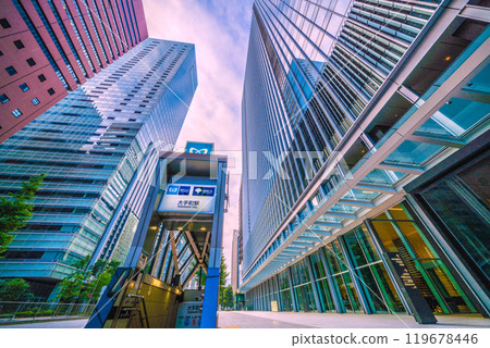 日本十月的東京城市景觀。清晨的大手町商業區。大手町站、大手町一號等景觀=27日 119678446