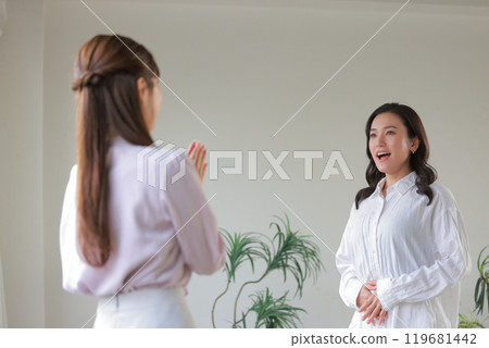 一位接受聲音訓練的女士和她的教練_2 119681442